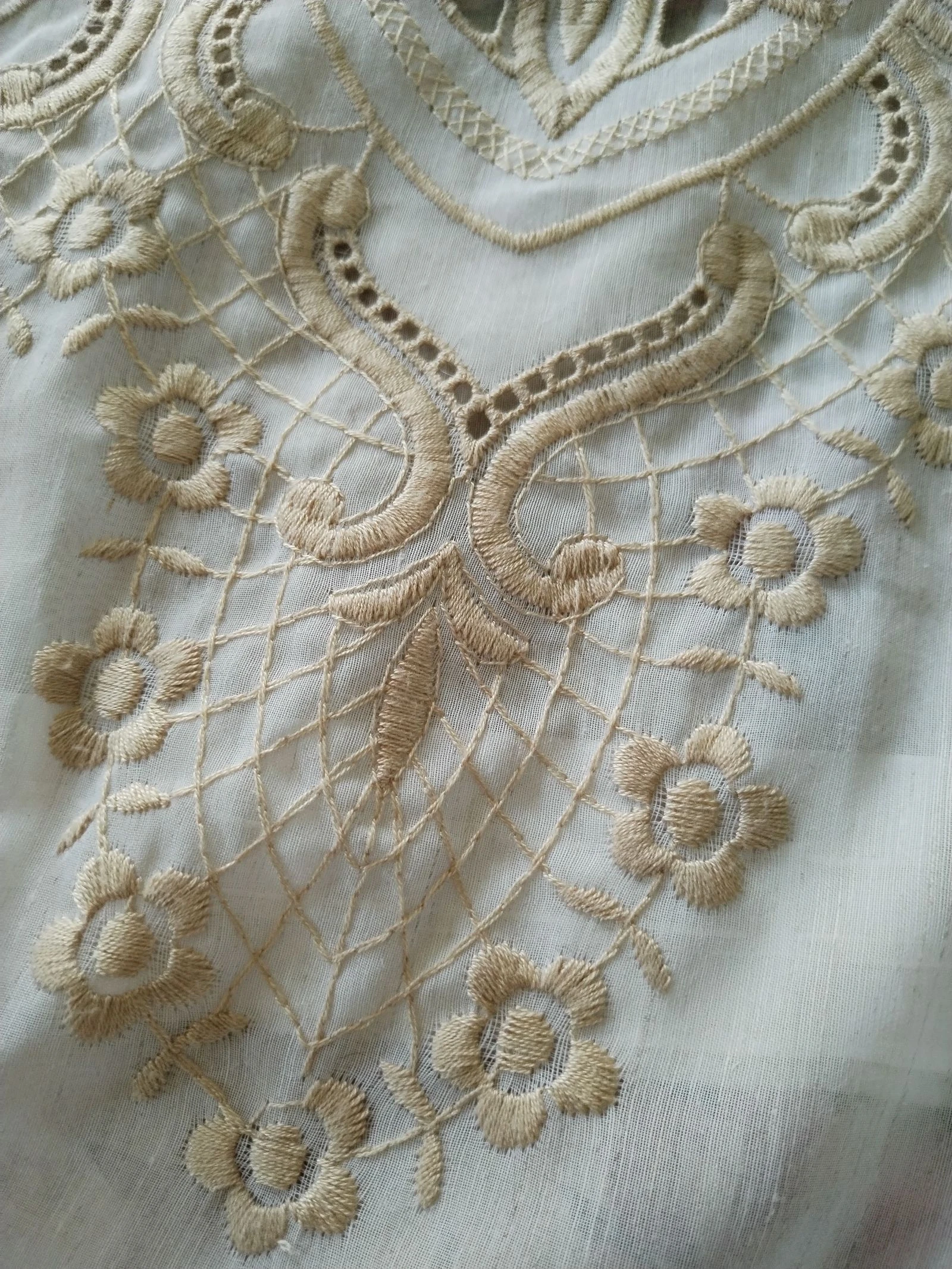 Muy bonita cortina vintage con bordados de color dorado. – photo 8